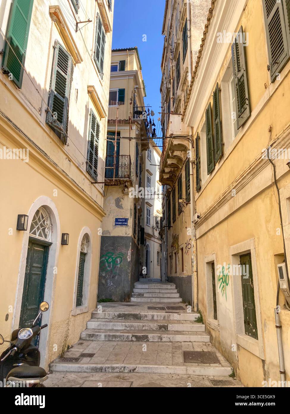 Rue étroite typique de la ville de Corfou , île de Corfou, Grèce - Image de stock capturée avec un smartphone