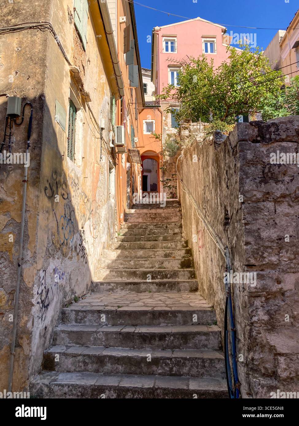 Typique rue historique étroite avec des étapes dans la ville de Corfou, île de Corfou, Grèce - Image de stock capturée avec un smartphone