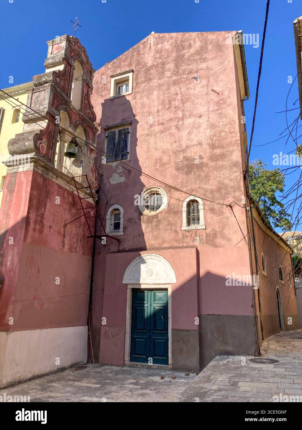 Clocher sur une maison de ville ou vieille église, ville de Corfou , île de Corfou, Grèce - Image de stock capturée avec un smartphone