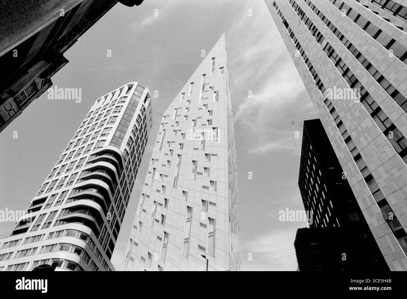 Nouveaux appartements près du rond-point Old Street, sur City Road, Londres EC1, regardant vers le haut, en monochrome Banque D'Images