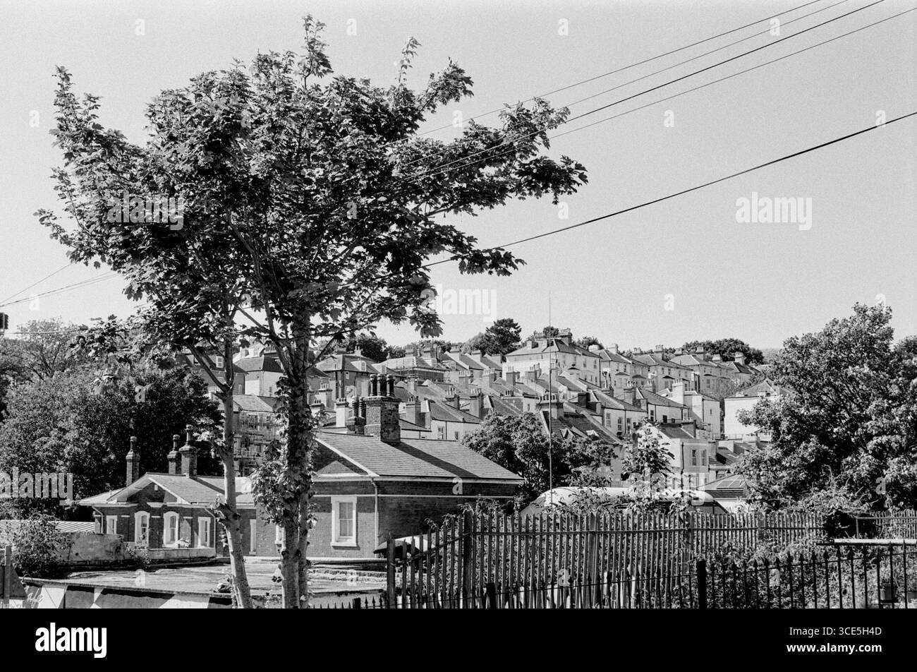Warrior Square Station et les maisons environnantes à St Leonards-on-Sea, East Sussex, Royaume-Uni, en monochrome Banque D'Images