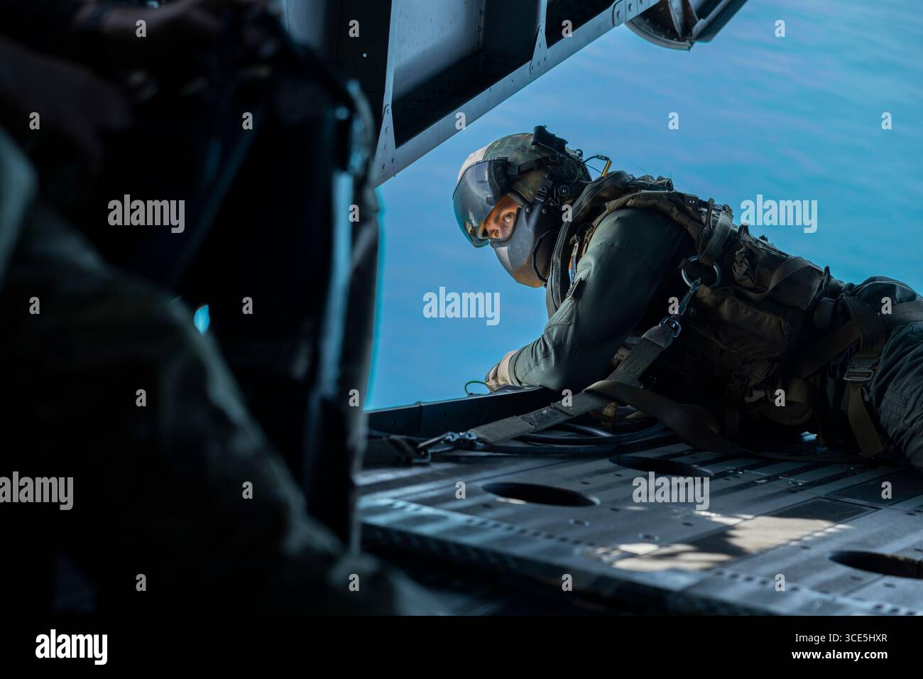 Le 29 juillet 2025 - base de la Garde côtière américaine Sector Key, Floride, États-Unis - le Sgt Connor Paul, un mécanicien de cellules d'avion du Marine Heavy Helicopter Squadron (HMH) 461, Marine Aircraft Group 29, 2nd Marine Aircraft Wing (MAW), regarde un CH-53K King Stallion à la base de la Garde côtière américaine Sector West, Floride, le 29 juillet 2025. Les Marines avec le 2nd MAW et le 2nd distribution support Battalion s'entraînent aux côtés d'éléments de l'armée américaine, de la marine américaine et des douanes et de la protection des frontières américaines pour affiner les capacités d'aide humanitaire et de secours en cas de catastrophe tout en affinant le CH-53Ks abi Banque D'Images
