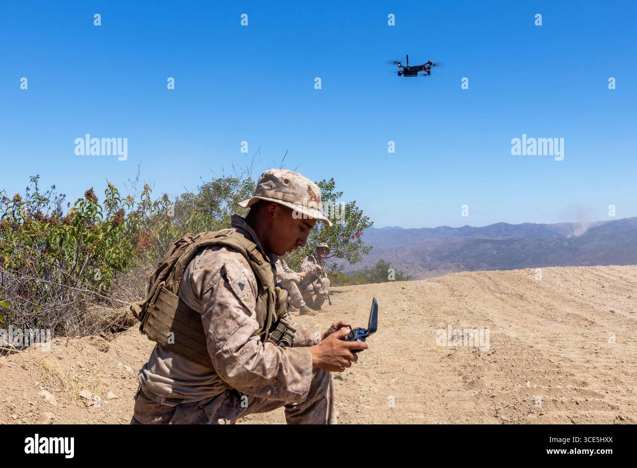 Camp Pendleton, Californie, États-Unis. 30 juillet 2025. Le caporal Edward Zamora, chef d'équipe du 1er Bataillon du 1er Régiment de Marines de la 1re Division des Marines, exploite un système aérien sans pilote Skydio X2D lors d'un exercice de bataillon au camp de base du corps des Marines Pendleton, en Californie, le 30 juillet 2025. Le FEX a été conçu pour améliorer les capacités de combat et d'intervention d'urgence des bataillons, en préparation de déploiements futurs. Zamora est originaire du Texas. (Crédit image : © US Marines/ZUMA Press Wire) USAGE ÉDITORIAL SEULEMENT ! Non destiné à UN USAGE commercial ! Banque D'Images