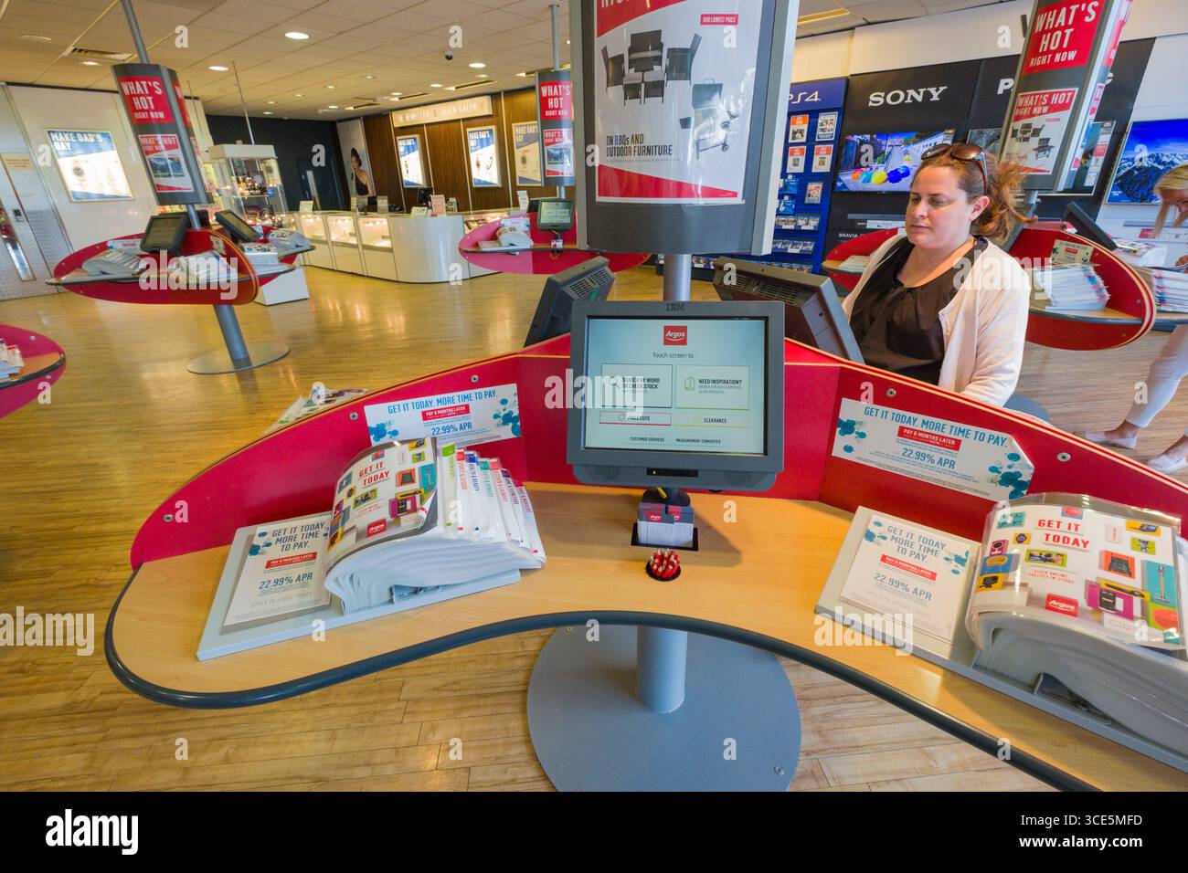 Femme à l'aide d'écran tactile pour commander des articles à l'intérieur catalogue Argos détaillant, Galway, comté de Galway, Connacht, Irlande Banque D'Images