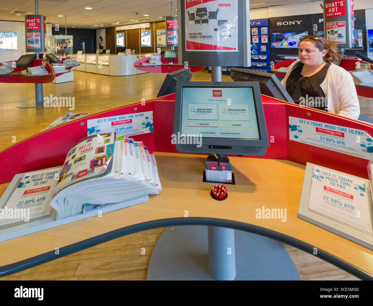Femme à l'aide d'écran tactile pour commander des articles à l'intérieur catalogue Argos détaillant, Galway, comté de Galway, Connacht, Irlande Banque D'Images