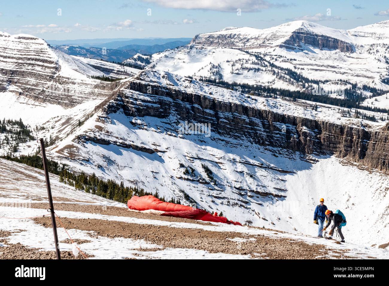 Mont Rendezvous, Jackson Hole, Wyoming, États-Unis - 6 octobre 2023 - les individus se préparent pour un parapente en tandem sur le Mont Rendez-vous dans la chaîne Teton Range, Wyoming Banque D'Images