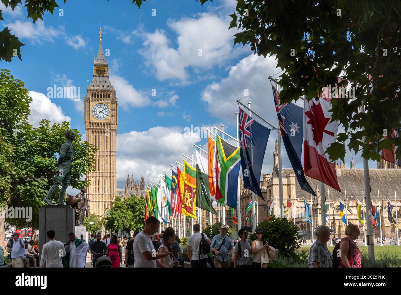 14 août 2025, Londres, Angleterre, Royaume-Uni, commémorations de la Journée VJ 80. Sur la photo : place du Parlement entièrement vêtue de drapeaux colorés pour la commémoration du 80ème anniversaire de la Journée VJ (victoire au Japon) dans la seconde Guerre mondiale le 15 août. Les drapeaux comprennent les drapeaux du Royaume-Uni et de ses pays constitutifs, et ceux du Commonwealth des Nations, ainsi que les territoires britanniques d'outre-mer et les dépendances de la Couronne. Banque D'Images