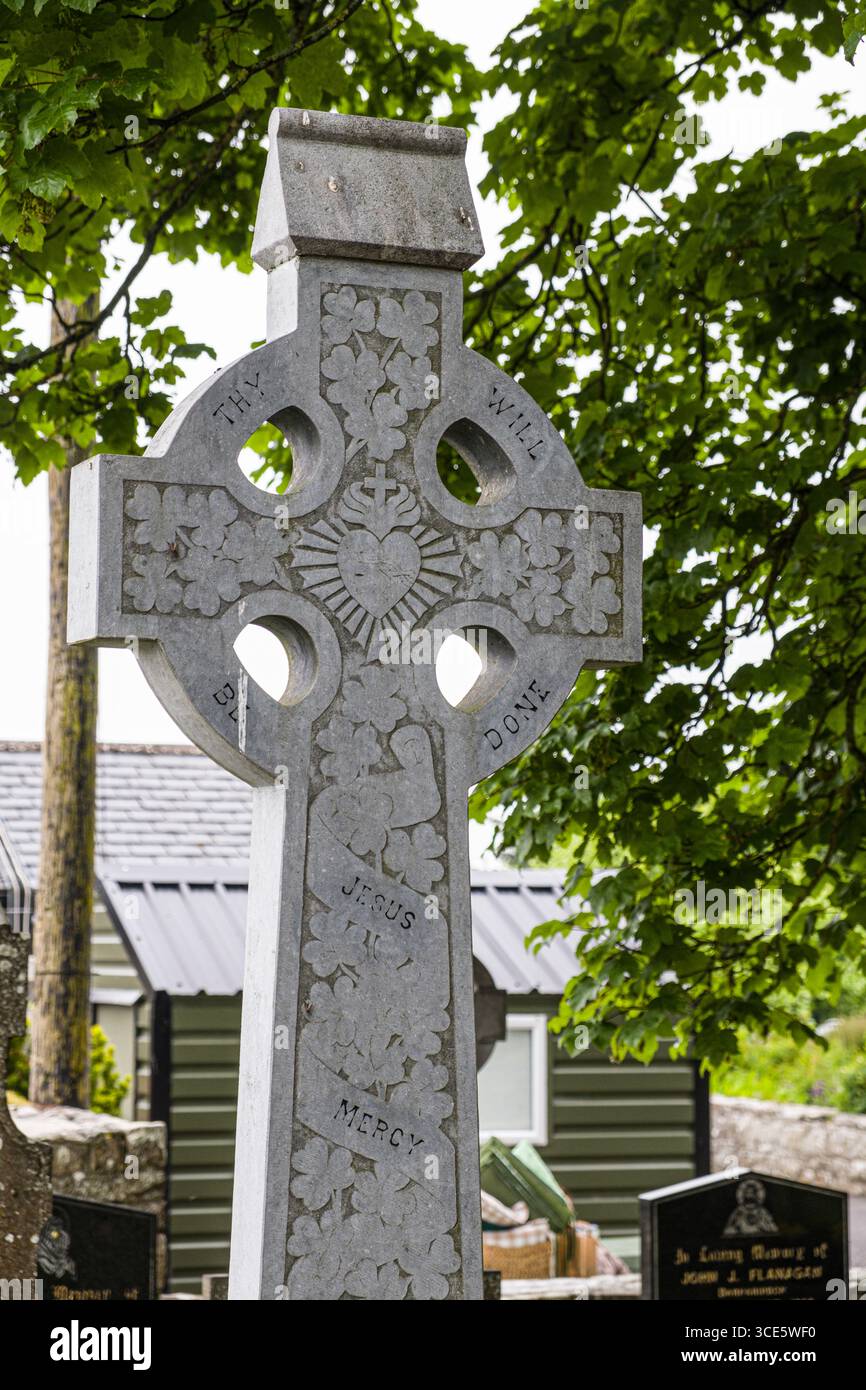 Croix celtique dans l'église de Saint Columba sépulture, Drumcliff Sud, tambour, Comté de Sligo, Connacht, Irlande Banque D'Images