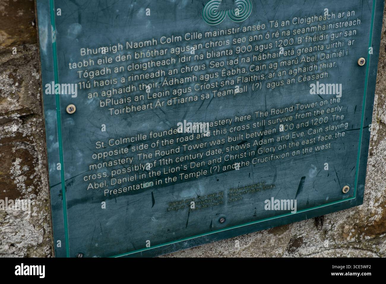 Avec l'étiquette d'informations sur la tour ronde et la haute croix celtique dans le cimetière Drumcliffe, Drumcliff Sud, tambour, Comté de Sligo, Connacht, Irelan Banque D'Images