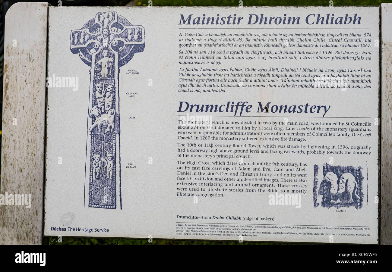 Avec l'étiquette d'informations sur la haute croix celtique dans le cimetière Drumcliffe, Drumcliff Sud, tambour, Comté de Sligo, Connacht, Irlande Banque D'Images
