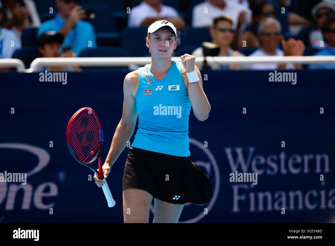 MASON, OHIO - 15 AOÛT : Elena Rybakina du Kazakhstan célèbre après avoir battu Aryna Sabalenka lors du jour 9 de l'Open de Cincinnati au Lindner Family Tennis Center le 15 août 2025 à Mason, Ohio. (Photo de Mauricio Paiz) Banque D'Images