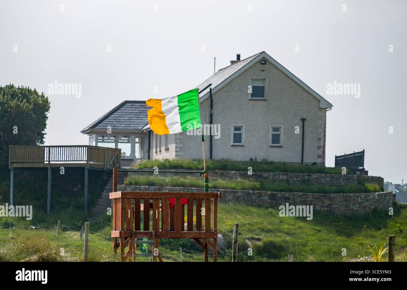 Drapeau national de l'Irlande au départ de petite plate-forme en bois structure de jeu Braade, comté de Donegal, Irlande Banque D'Images