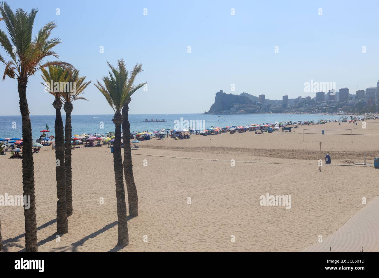 Benidorm, Espagne, 15 août 2025 : une vue de la plage de Poniente avec peu de monde pendant le tourisme à Benidorm, le 15 août 2025, à Benidorm, Espagne. Crédit : Alberto Brevers / Alamy Live News. Banque D'Images