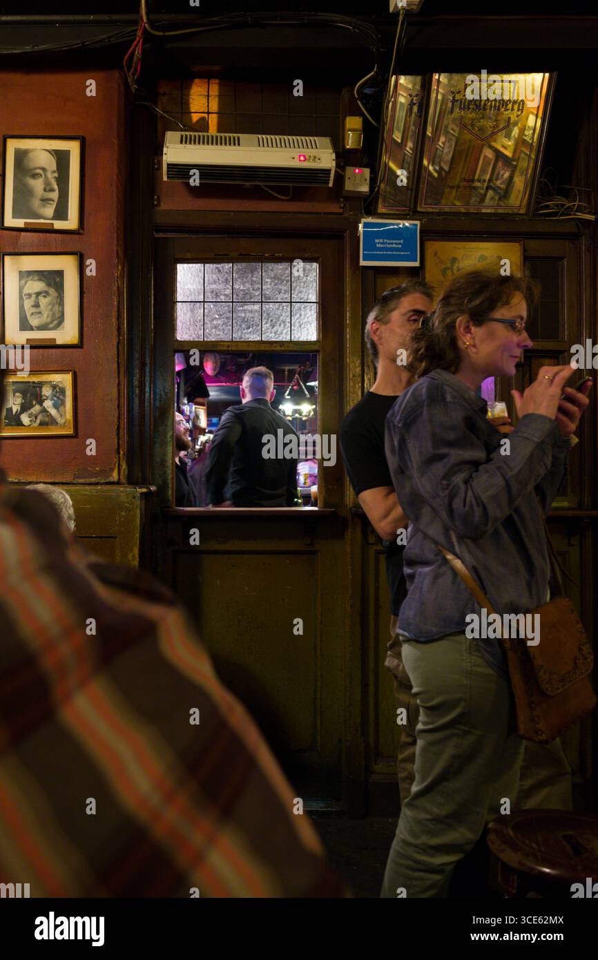 Fenêtre au bar à l'intérieur O'Donoghues Bar, Merrion Row, Dublin, Leinster, Irlande Banque D'Images