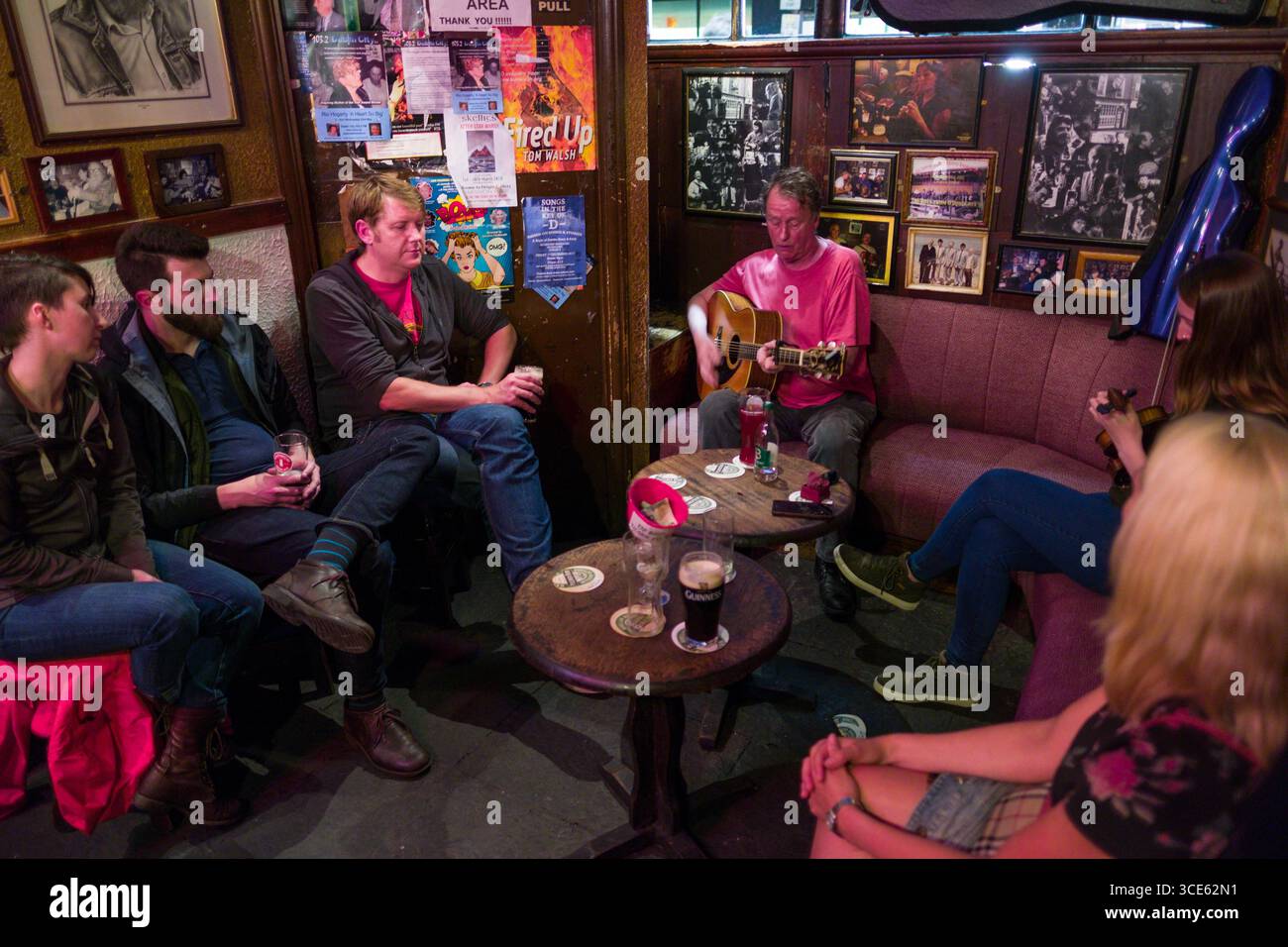 L'homme qui joue de la guitare à l'intérieur O'Donoghues Bar, Merrion Row, Dublin, Leinster, Irlande Banque D'Images