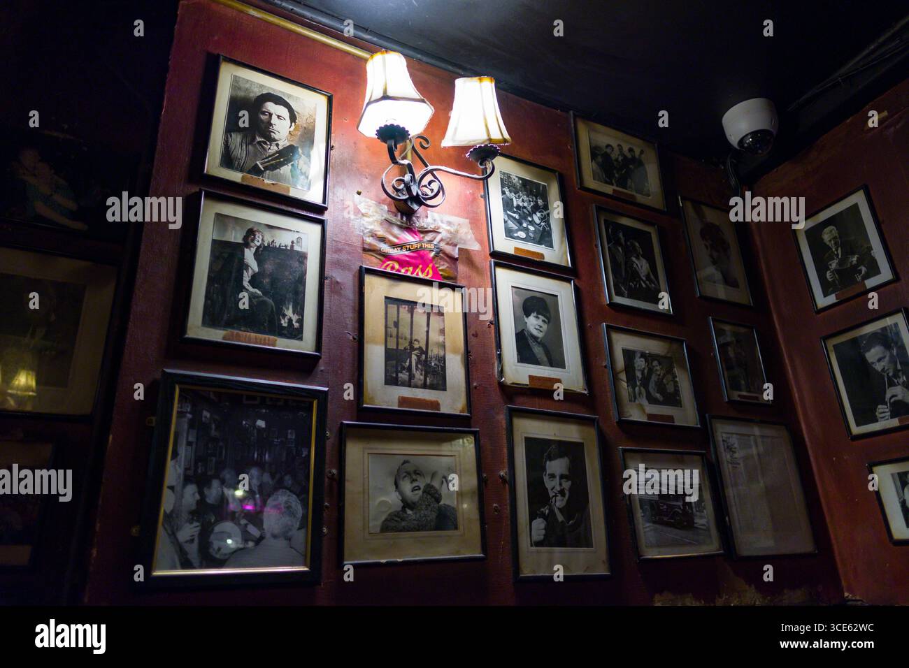 Photographies sur le mur à l'intérieur O'Donoghues Bar, Merrion Row, Dublin, Leinster, Irlande Banque D'Images