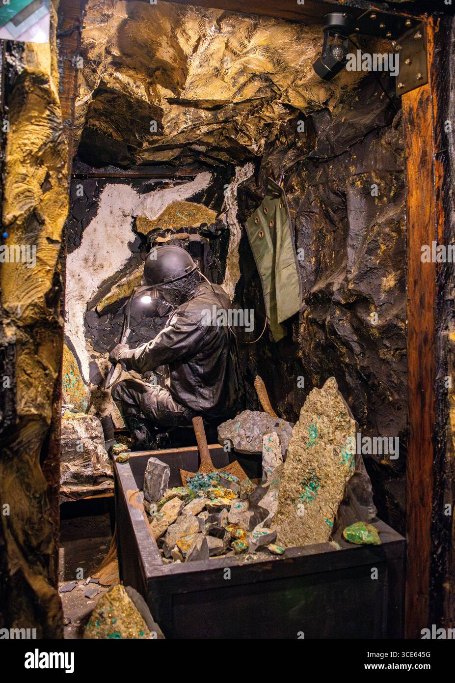 Une exposition détaillée présentant un mineur travaillant dans le Musée de l'émeraude de Bogotá, entouré de rochers et d'émeraudes colombiennes. Banque D'Images