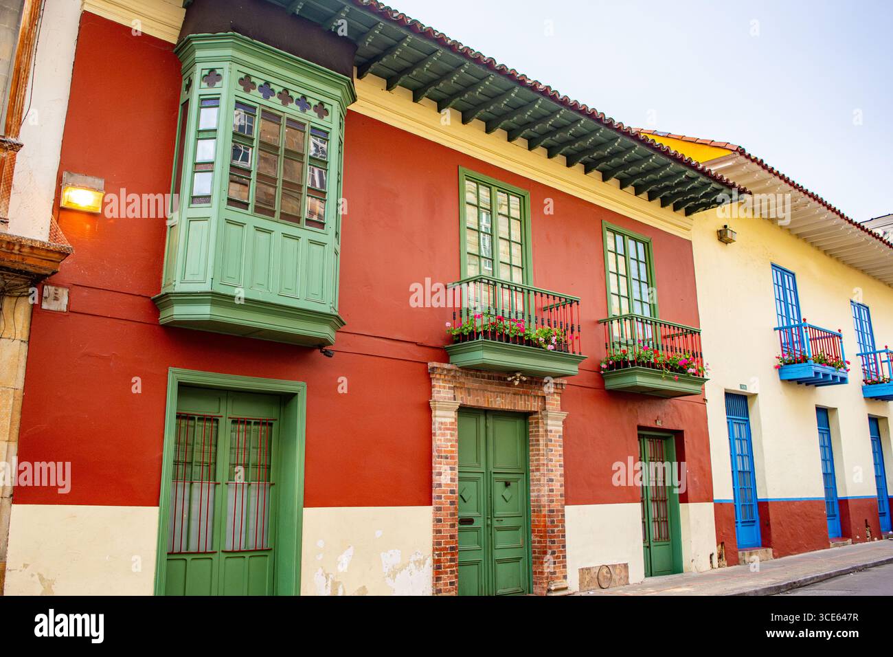 Charmants bâtiments coloniaux à Bogotá, en Colombie, aux couleurs vives et aux motifs traditionnels de balcon. Banque D'Images