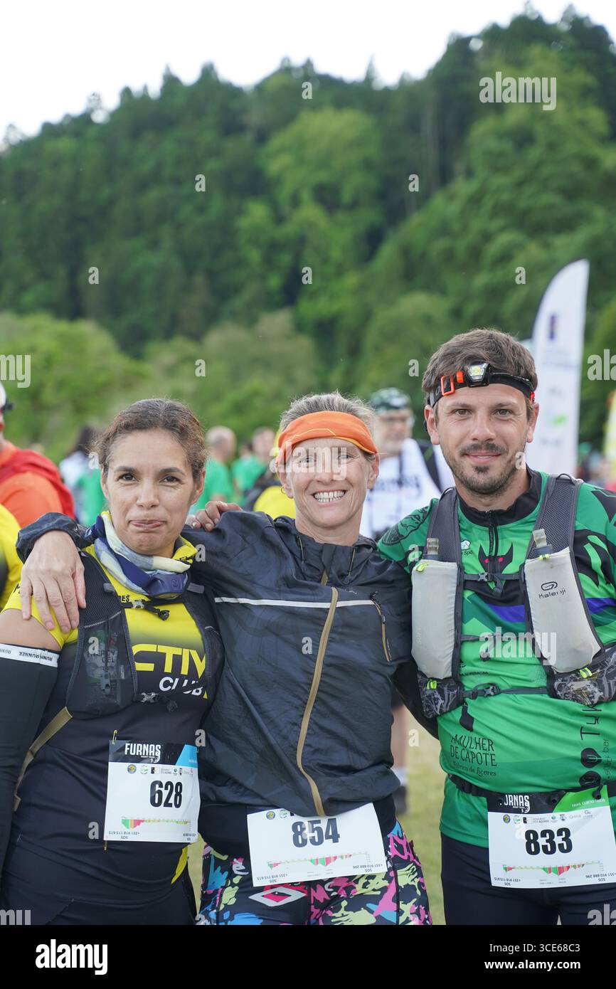 Groupe d'amis posant ensemble avant le début de l'événement Furnas Night Trail Running aux Açores, Portugal. Banque D'Images