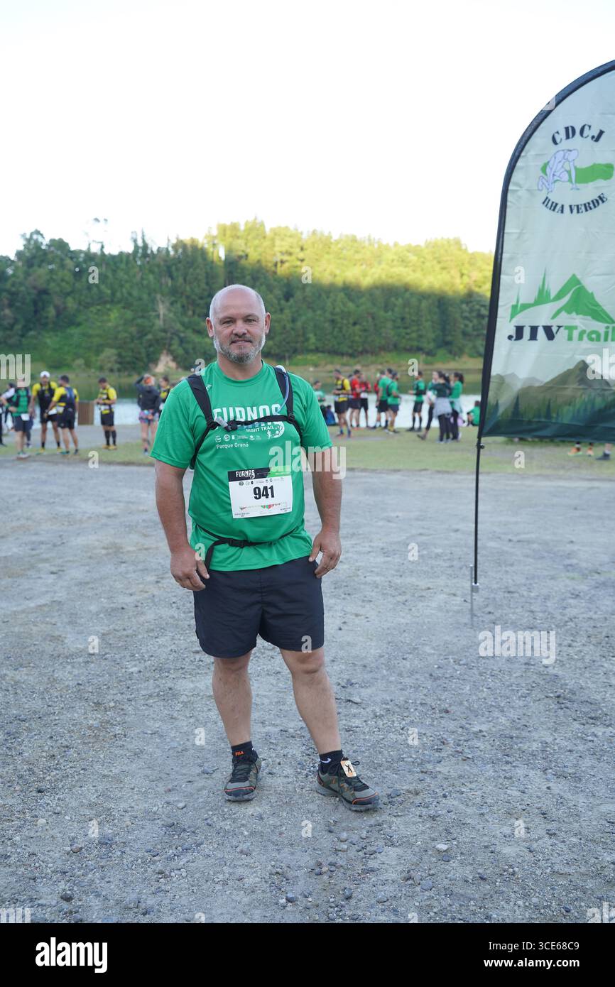 Participant masculin avant le début de la course Furnas Night Trail aux Açores, Portugal. Banque D'Images