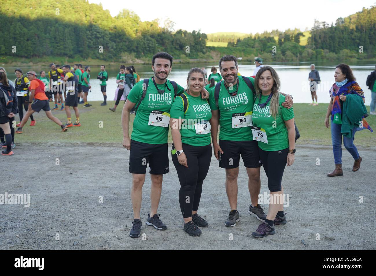 Groupe d'amis posant ensemble avant le début de l'événement Furnas Night Trail Running aux Açores, Portugal. Banque D'Images
