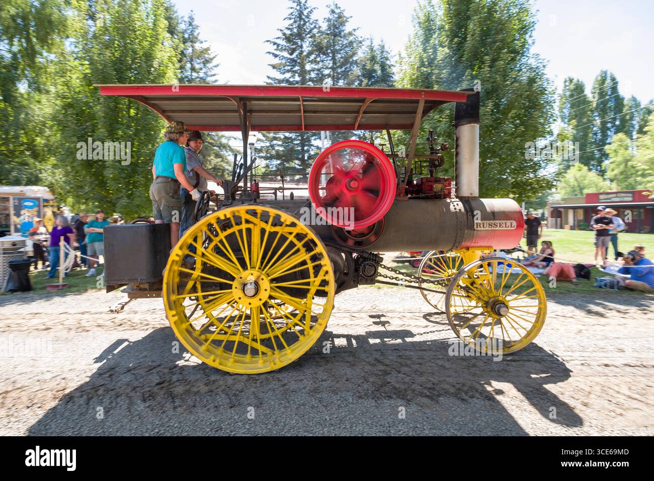 Jeune homme au volant d'une traction à vapeur Russell moteur au-delà des spectateurs lors de défilé de la grande puissance à l'Oregon, Steam-Up Powerland par Patrimoine canadien Banque D'Images