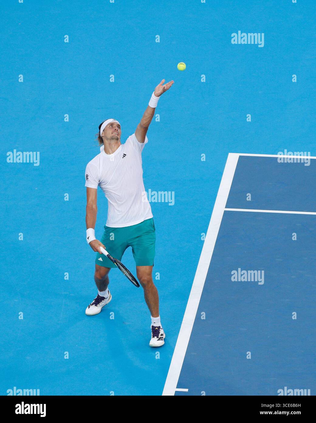CINCINNATI, OH - AUGUST 15: Alexander Zverev of Germany serves during the quarterfinal round of the Cincinnati Open at the Lindner Family Tennis Center on August 15, 2025 in Mason, OH. (Photo by Ian Johnson/Icon Sportswire) (Icon Sportswire via AP Images) Banque D'Images