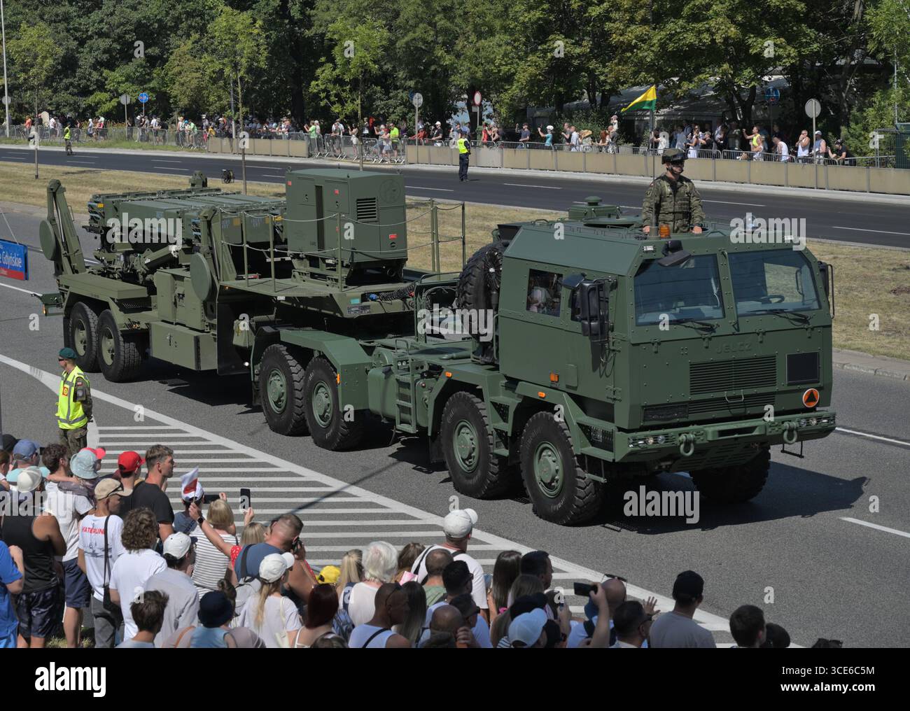 Éditorial. 15 août 2025, à Varsovie, Pologne. Un patriote MIM-104 de l'armée polonaise descend une rue de Varsovie. Les spectateurs du défilé saluent les soldats. Banque D'Images