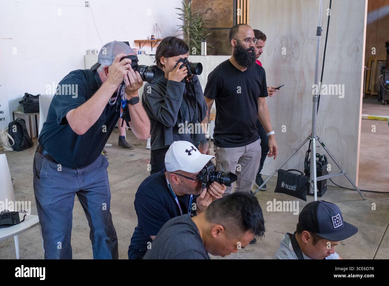 Les étudiants photographes pendant atelier de photographie sur la photographie à la danse 2018 Fujifilm Festival, l'improbable Fleuriste, Venice, Los Angeles Banque D'Images