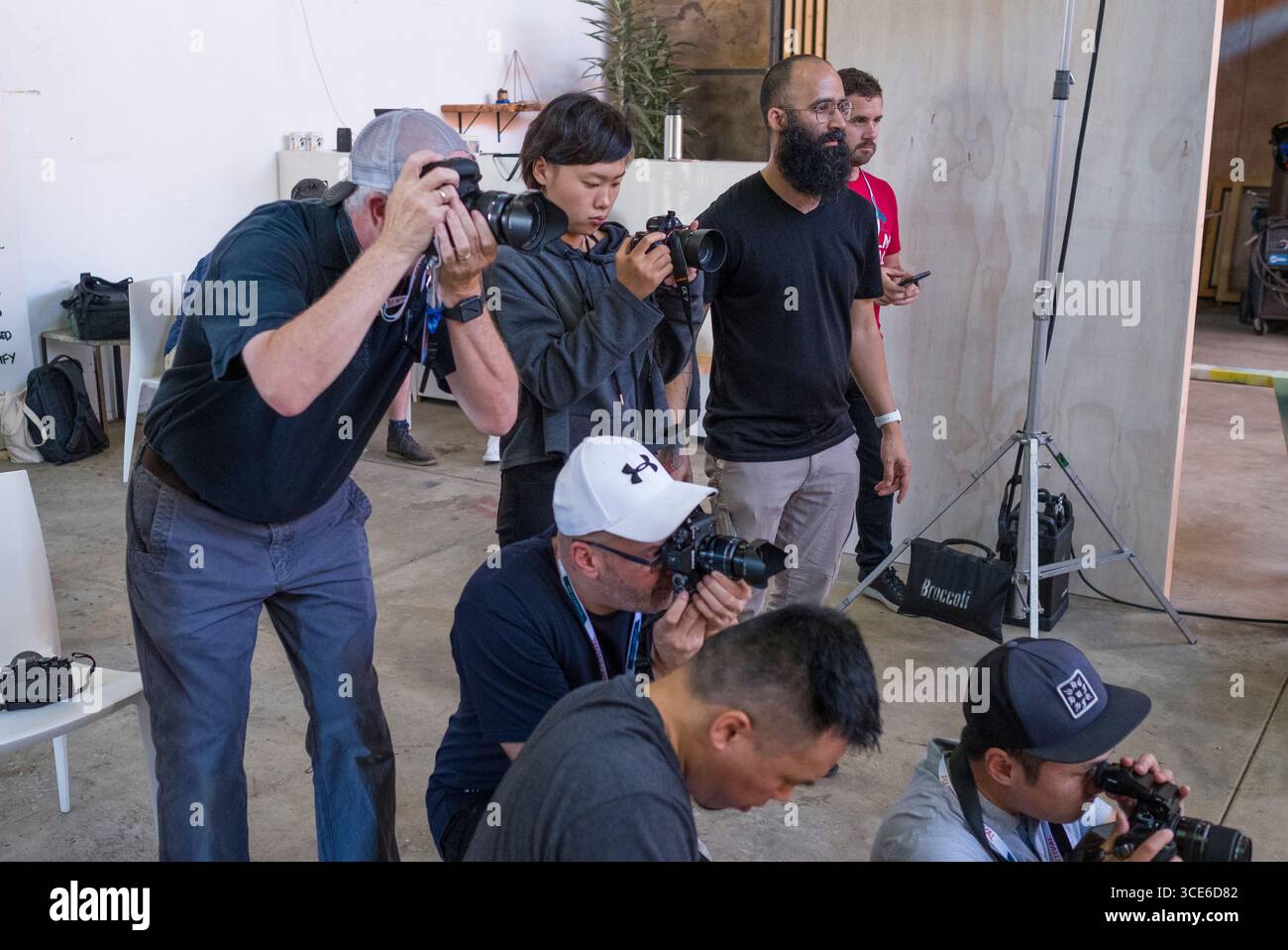 Les étudiants photographes pendant atelier de photographie sur la photographie à la danse 2018 Fujifilm Festival, l'improbable Fleuriste, Venice, Los Angeles Banque D'Images