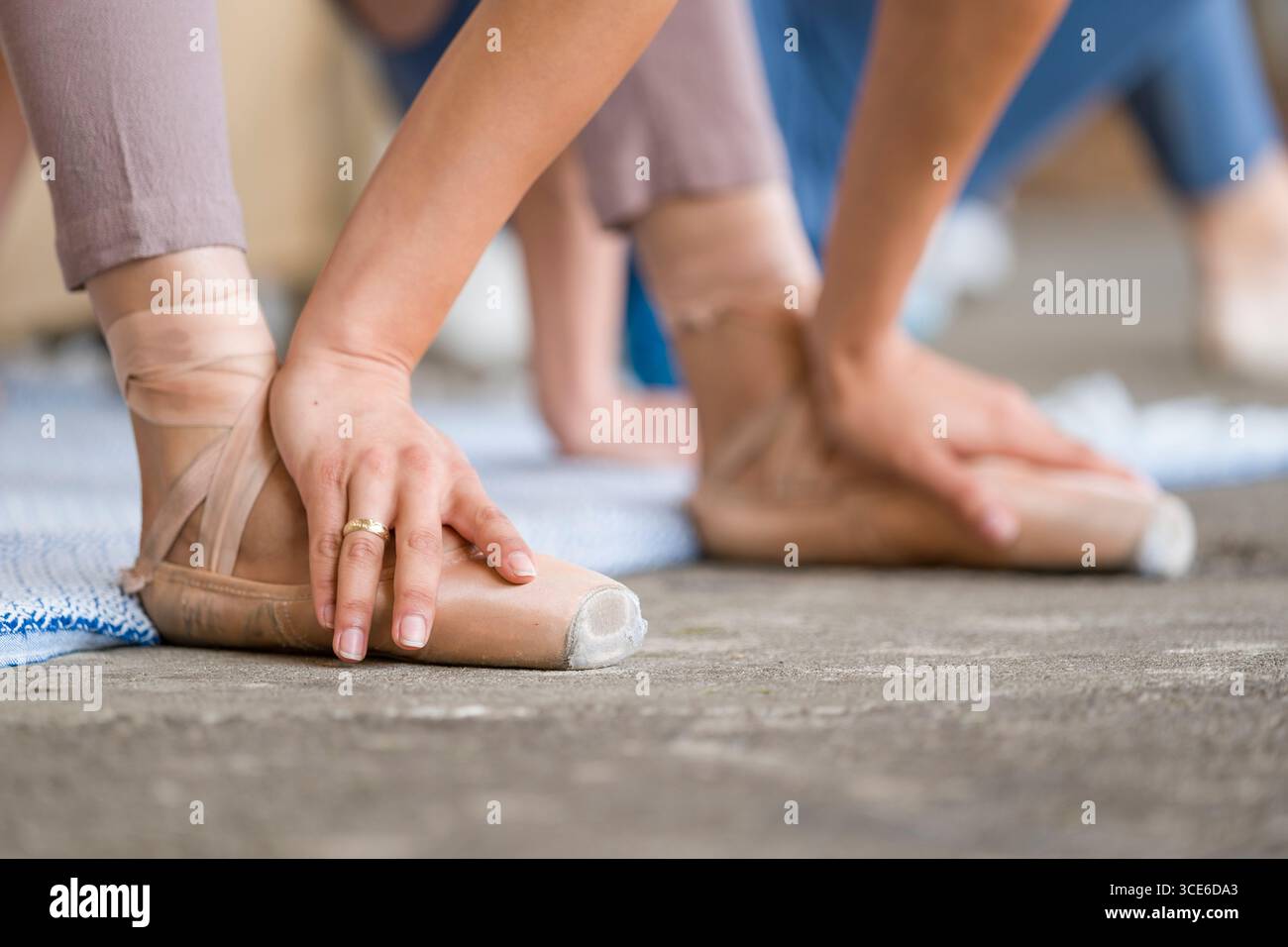 Danseuse s'étend avec les mains sur ses chaussures de ballet au cours atelier de photographie sur la photographie à la danse 2018 Festival de l'improbable, Fujifilm F Banque D'Images