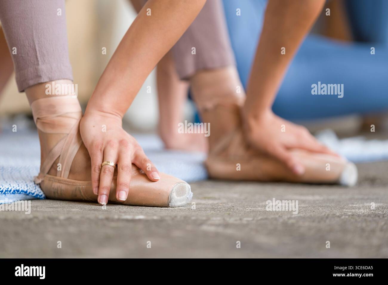 Danseuse s'étend avec les mains sur ses chaussures de ballet au cours atelier de photographie sur la photographie à la danse 2018 Festival de l'improbable, Fujifilm F Banque D'Images