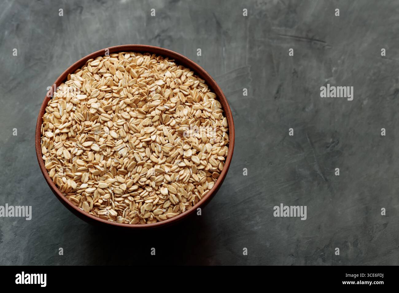 Porridge vegan grain dans un bol rustique sur une surface en béton Banque D'Images