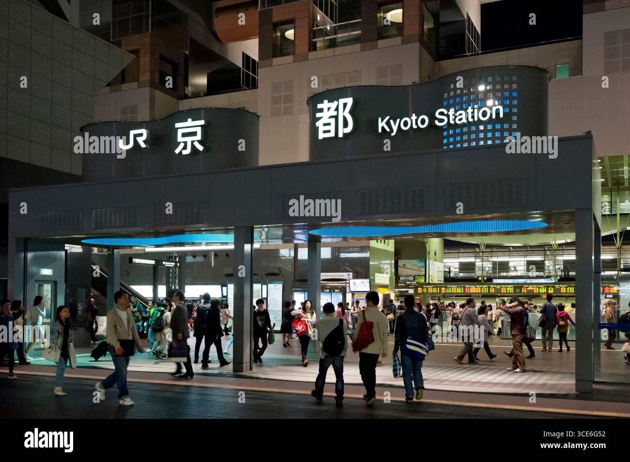 Japan Railway (JR) la gare de Kyoto conçue par l'architecte japonais Hara Hiroshi, ouverte en 1997, est une méga structure tentaculaire avec des hôtels et des boutiques. Banque D'Images