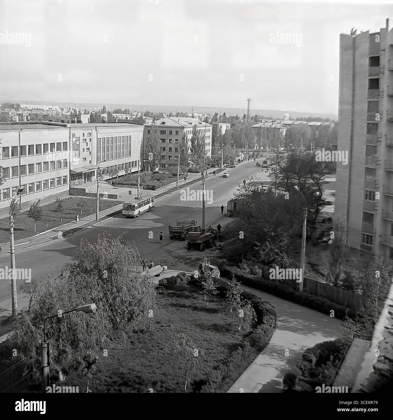 Une vue panoramique de la rue Bankivska à Sloviansk, années 1970 Un paysage urbain avec les bâtiments SATU, un bus soviétique 'Kuban' et des équipements de construction sur fond de bâtiments résidentiels de différentes époques. Banque D'Images