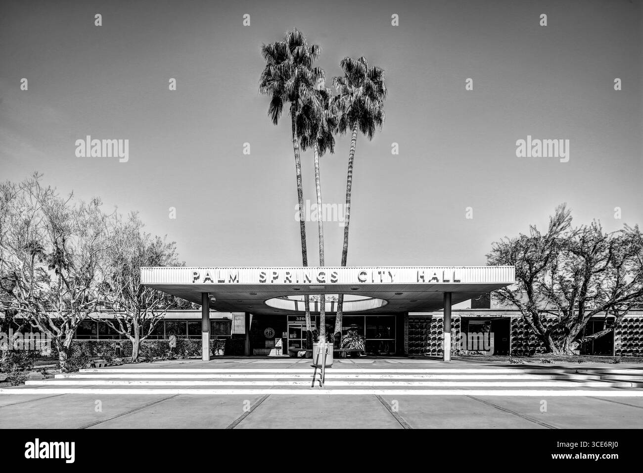 Palm Springs, Californie - 19 août 2016 : architecture moderne du milieu du siècle de l'hôtel de ville de Palm Springs Banque D'Images