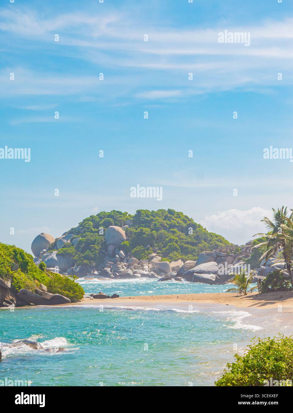 Vue imprenable sur Tayrona Park avec des eaux turquoises, plage de sable et affleurements rocheux sous un ciel bleu clair à Santa Marta, en Colombie. Banque D'Images