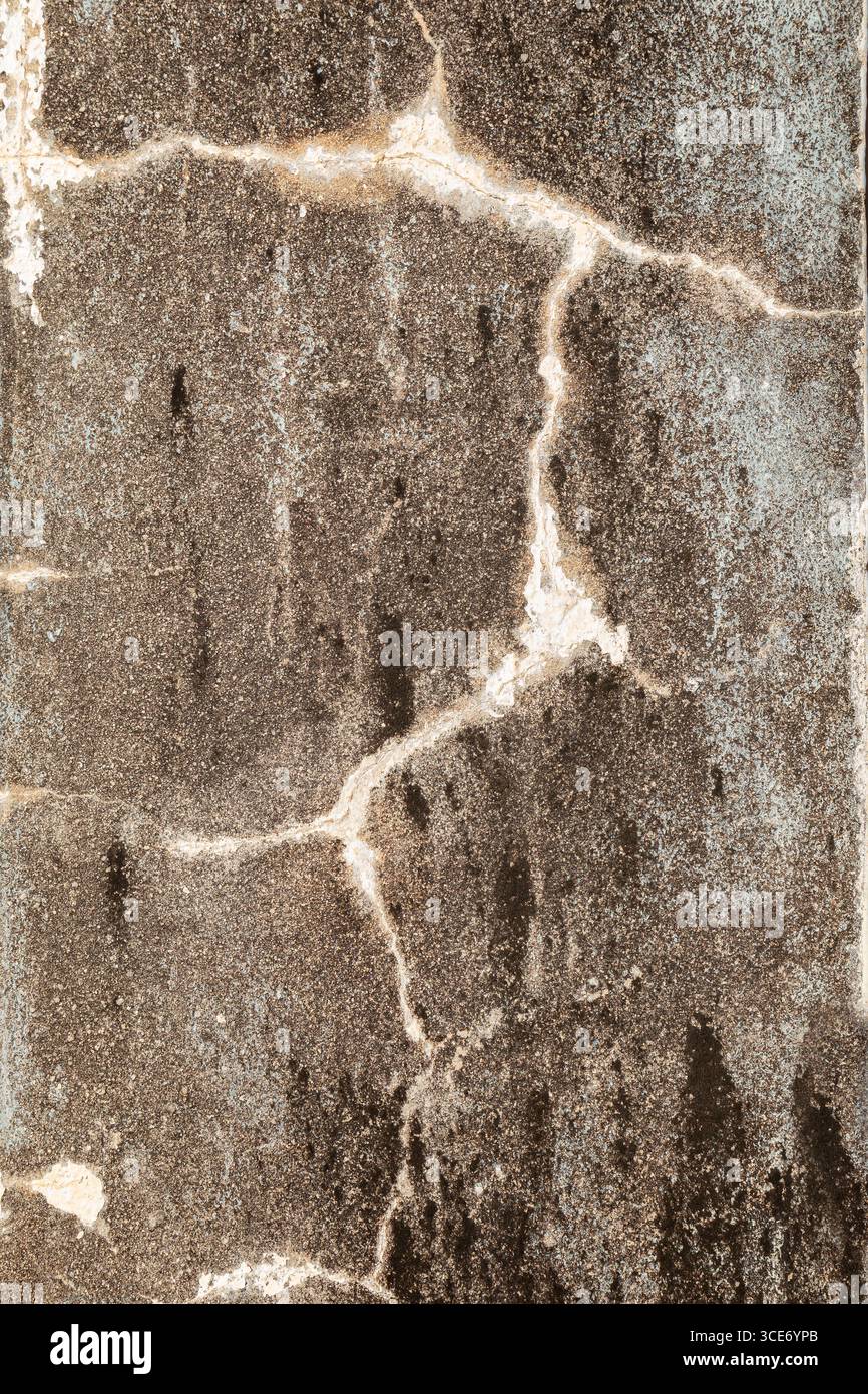 Gros plan d'un mur de ciment non peint fissuré et altéré, vue de face. Fond texturé plein format abstrait haute résolution. Banque D'Images