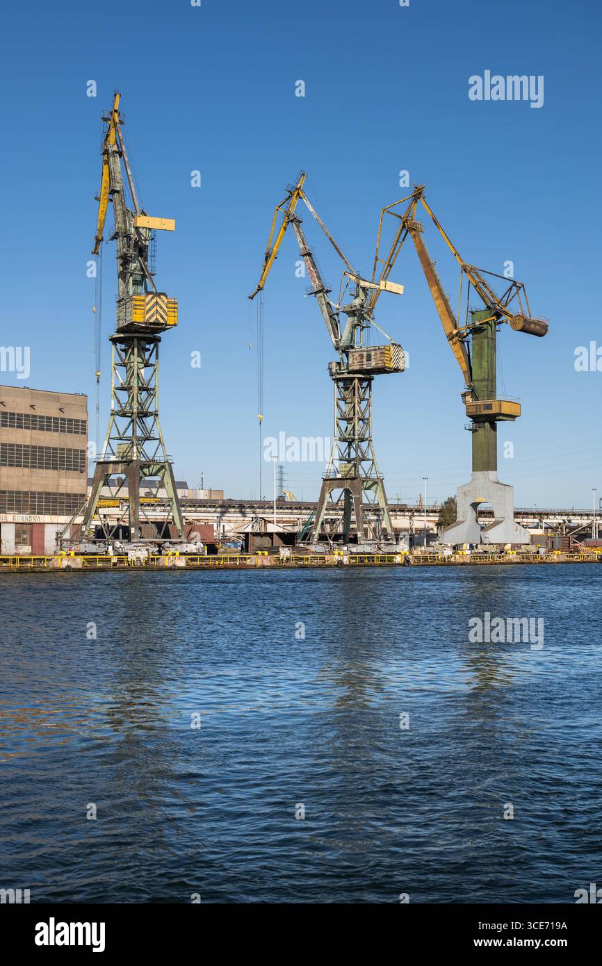 Grues de chantier naval de Gdansk dans la zone industrielle de la ville de Gdansk en Pologne. Banque D'Images