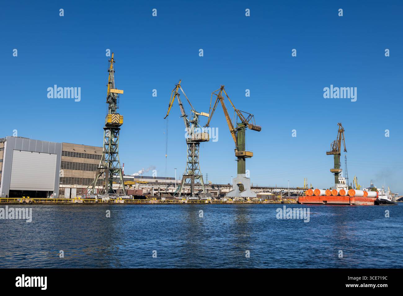 Grues de chantier naval de Gdansk dans la zone industrielle de la ville de Gdansk en Pologne. Banque D'Images