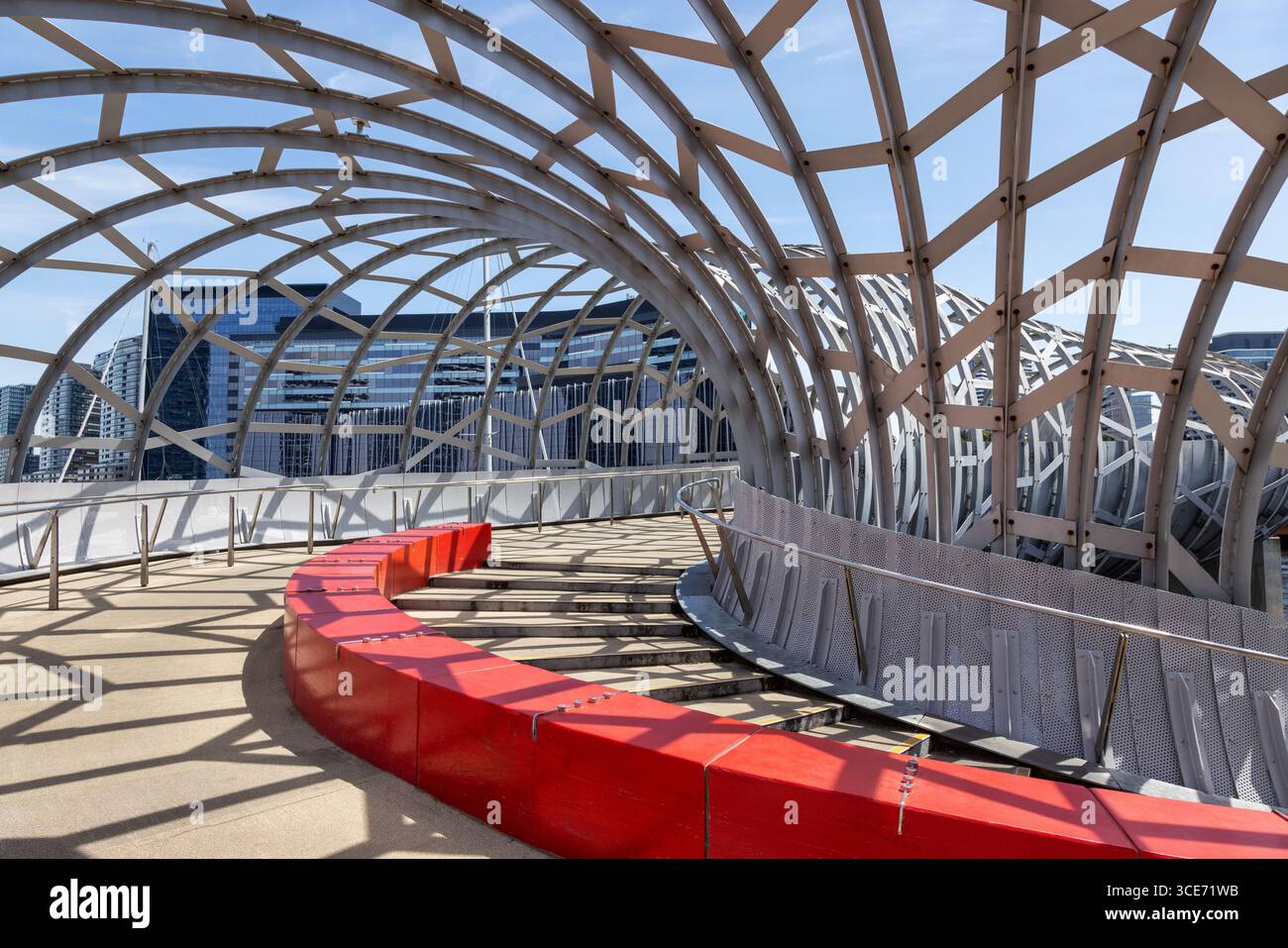 L'unique et emblématique pont Webb, Melbourne, Australie. Cette structure contemporaine enjambe la rivière Yarra et est une piste piétonne et cyclable reliant Banque D'Images