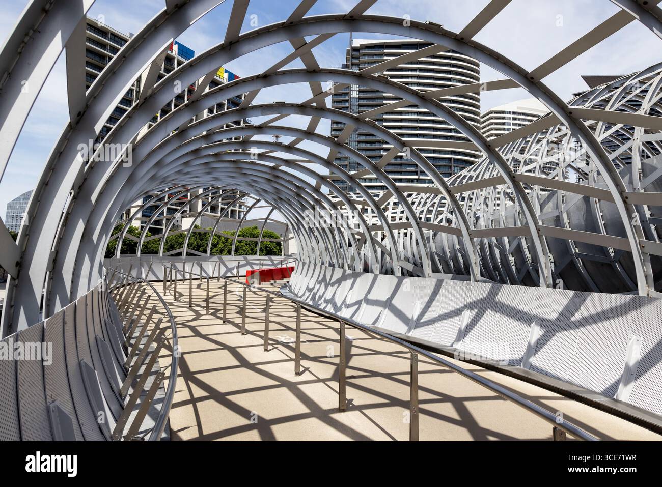 L'unique et emblématique pont Webb, Melbourne, Australie. Cette structure contemporaine enjambe la rivière Yarra et est une piste piétonne et cyclable reliant Banque D'Images