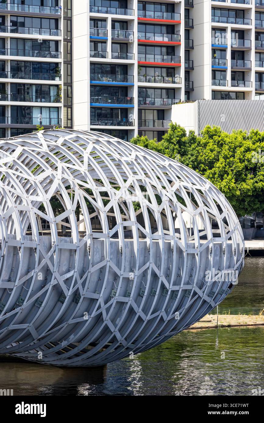 L'unique et emblématique pont Webb, Melbourne, Australie. Cette structure contemporaine enjambe la rivière Yarra et est une piste piétonne et cyclable reliant Banque D'Images