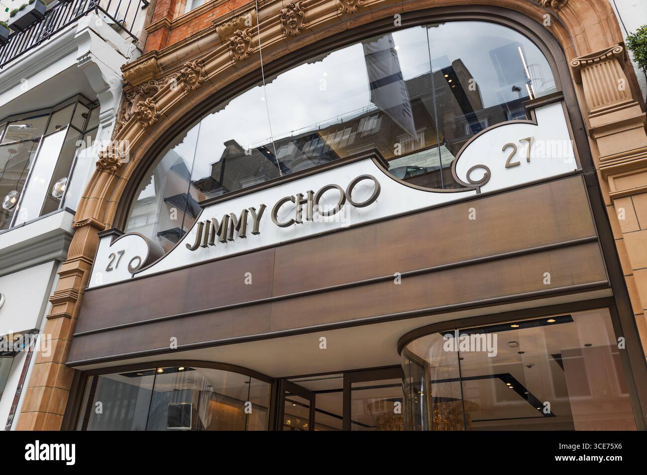 Boutique Jimmy Choo Luxury Boutique Storefront avec logo signalétique. Londres, Royaume-Uni, 8 juin 2024 Banque D'Images