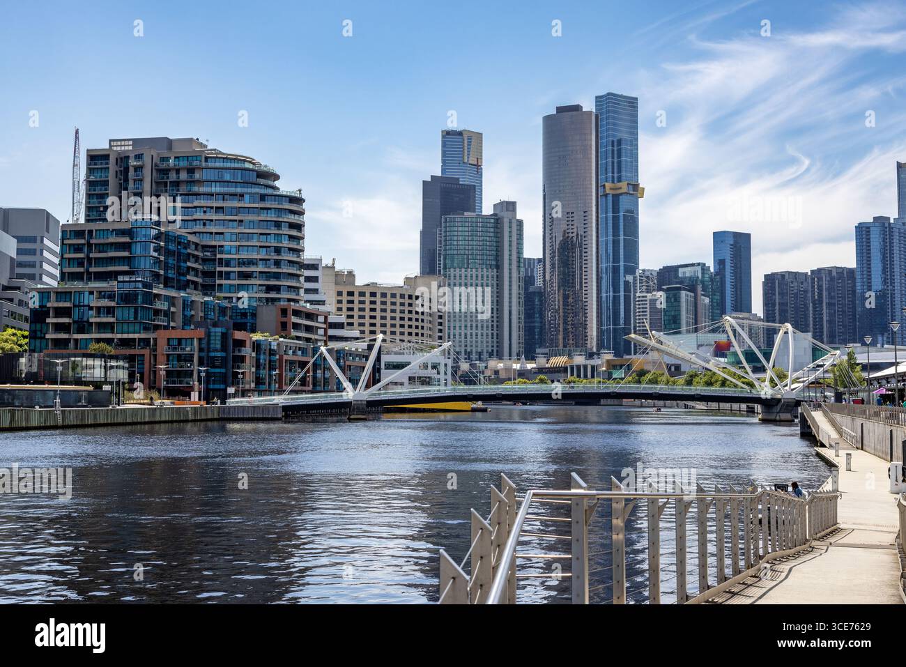 Une vue sur la rivière Yarra et l'architecture de la ville de Melbourne, Australie, avec le Seafarers Bridge au loin. Docklands et South Wharf en summe Banque D'Images