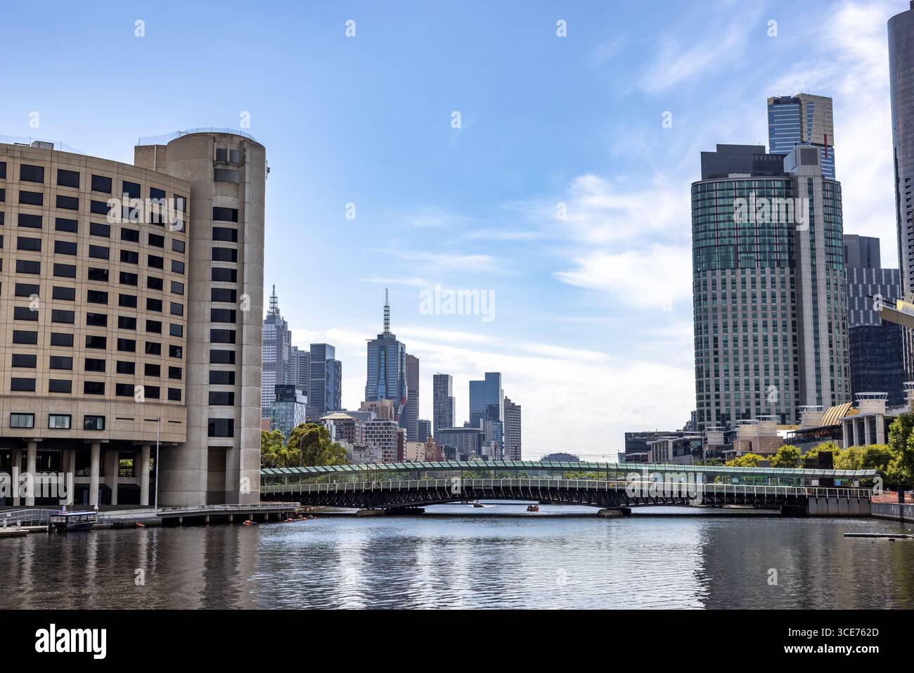 Pont et paysage urbain de Melbourne, Australie, regardant le long de la rivière Yarra jusqu'au quartier central des affaires, CBD. Banque D'Images