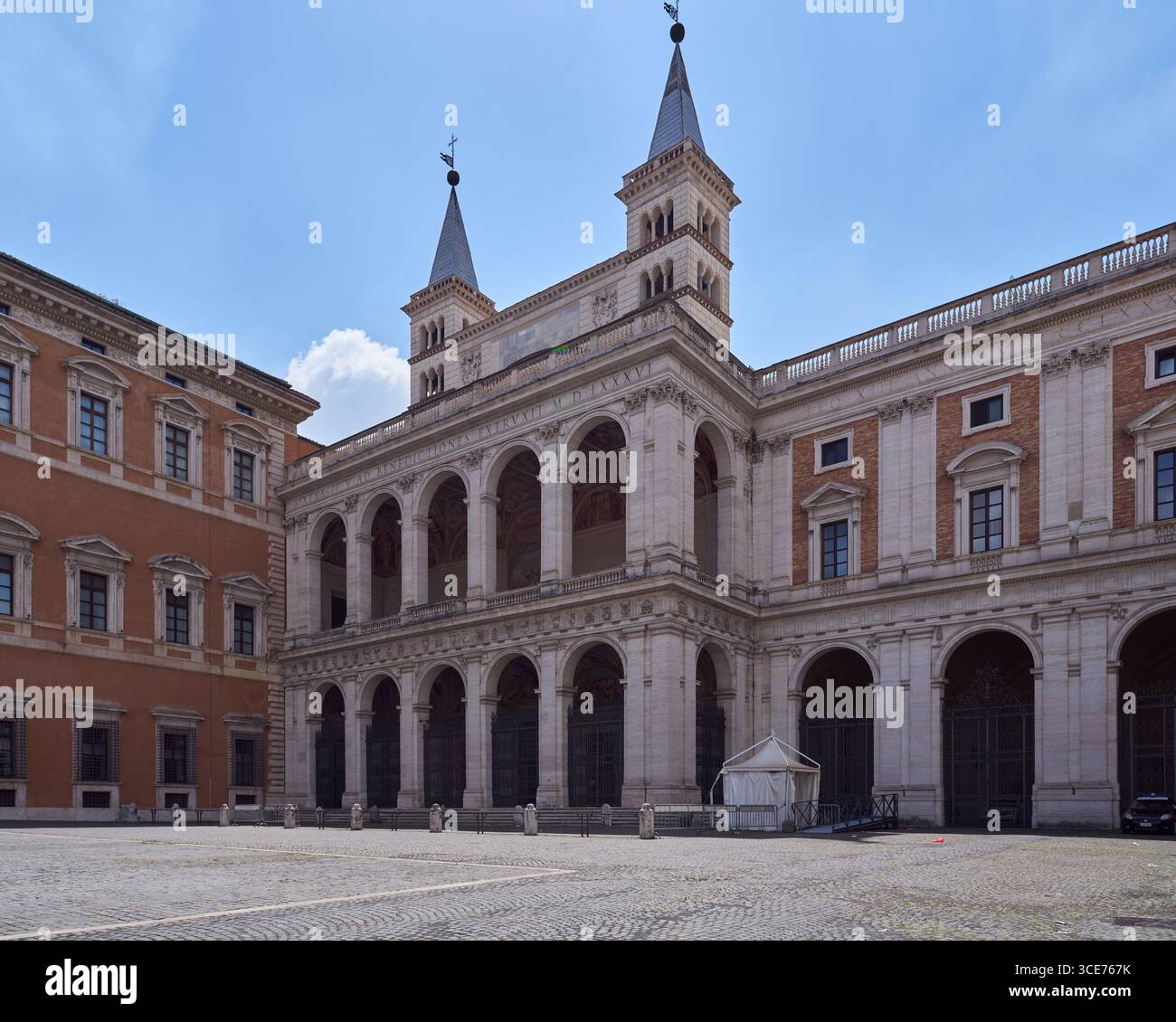 Façade latérale de la basilique du Latran (Basilica di San Giovanni in Laterano) église néoclassique et baroque à Rome, Italie Banque D'Images