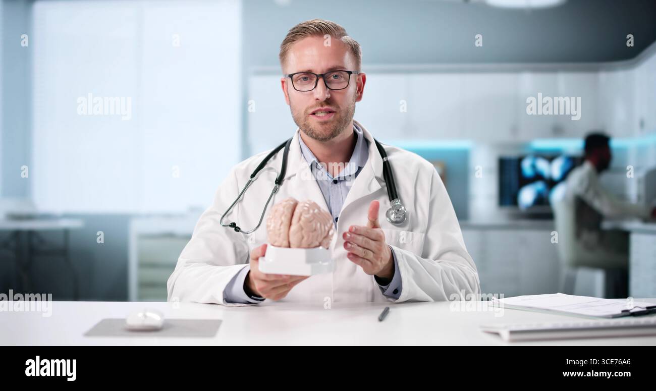 Médecin analysant les résultats de l'IRM dans le bureau de l'hôpital Réunion avec le patient, radiologue, IRM, hôpital, bureau, réunion Banque D'Images