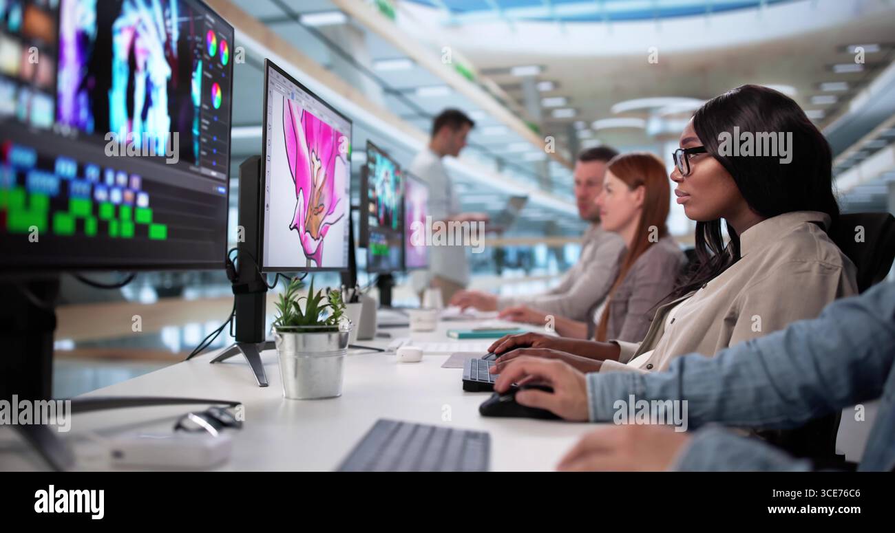 Concepteur graphique professionnel utilisant un logiciel de montage vidéo pour la campagne marketing Banque D'Images