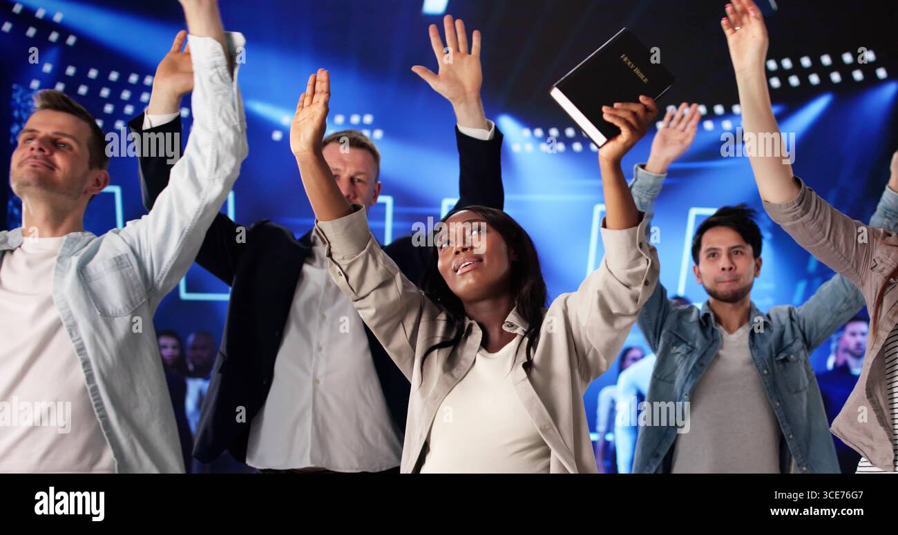 Groupe diversifié de personnes adorent ensemble dans l'Église chrétienne moderne. Banque D'Images